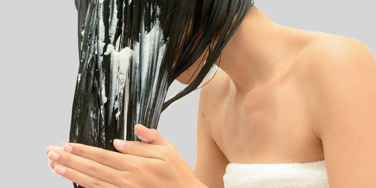 Para-que-serve-e-como-fazer-a-hidratação-com-touca-de-gesso-no-cabelo-em-casa
