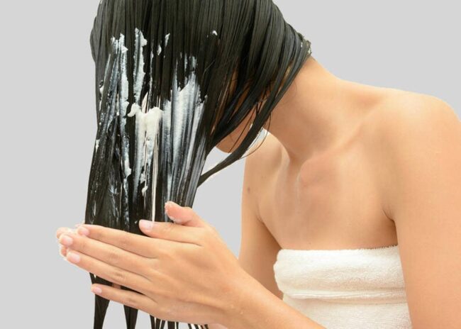 Para-que-serve-e-como-fazer-a-hidratação-com-touca-de-gesso-no-cabelo-em-casa